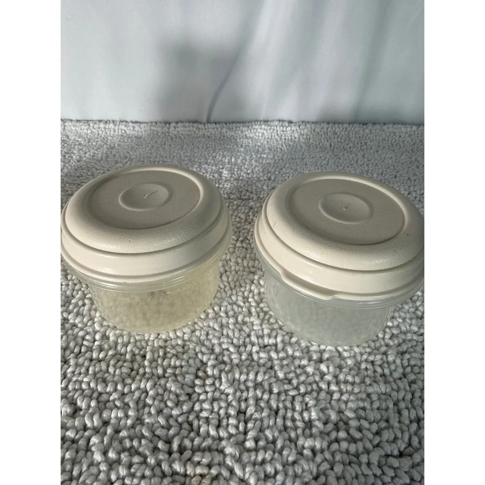VTG Rubbermaid Servin Saver Shaker Bottle and Round Storage Containers 3pc‎ Set